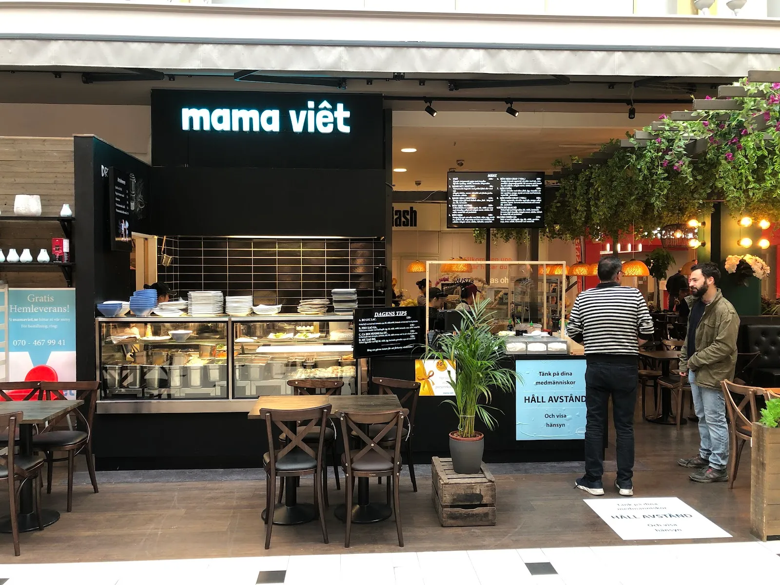 Mama Viêt i Solna Centrum – disken, personalen och matsalen